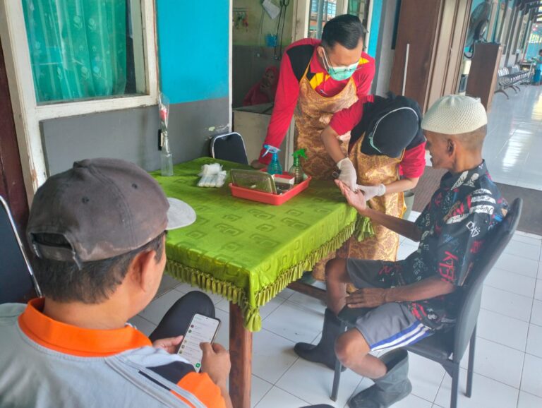 UPT PSTW Banyuwangi Beri Perawatan Luka Secara Berkala Kepada Penerima Manfaat