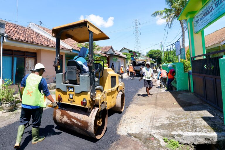 Lancarkan Arus Mudik Lebaran, Banyuwangi Genjot Perbaikan Jalan Berlubang