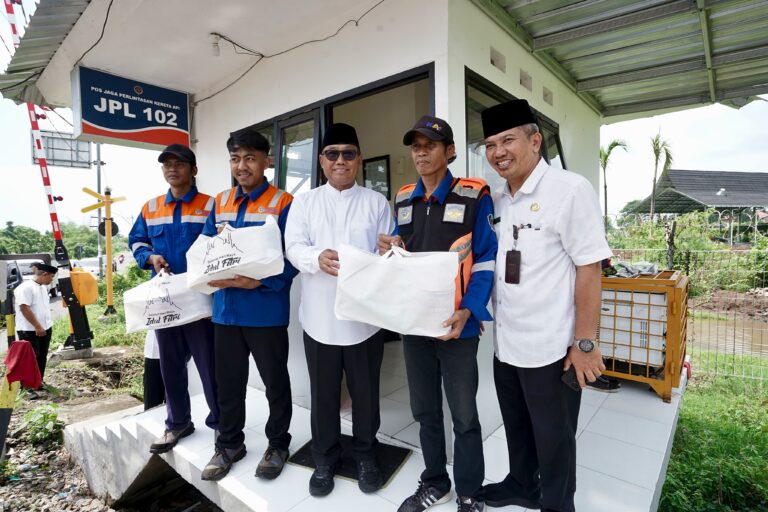 Wabup Mujiono Serahkan Bingkisan Paket Sembako ke Petugas Penjaga Perlintasan Kereta 