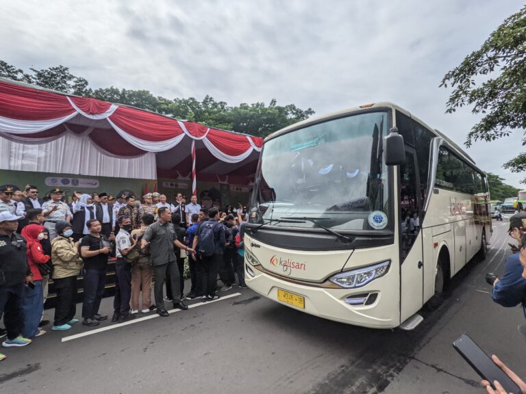 Gubernur Jatim Berangkatkan 102 Armada Bus Mudik Gratis 2025