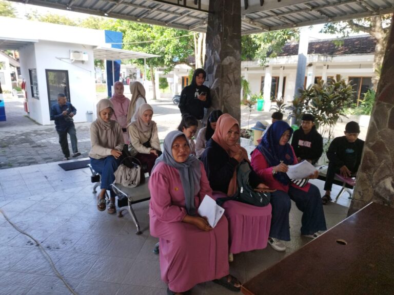 Kantor Dispendukcapil Banyuwangi Tetap Buka Selama Libur Lebaran, Banyak Pemudik Manfaatkan Urus Dokumen