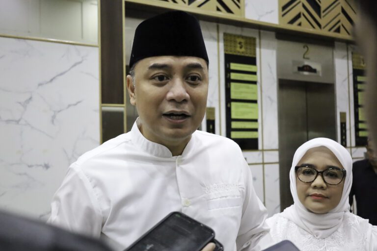 Pemkot Segel Gerai Es Krim Tak Berizin Jual Alkohol, Wali Kota Eri: Kita Jaga Bareng Surabaya