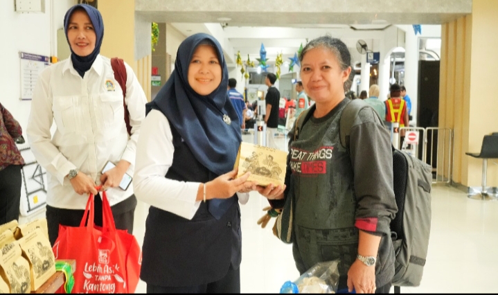 Selama Angkutan Lebaran 2025;  Daop 8 Surabaya Bagikan Ribuan Takjil Gratis Bagi Penumpang