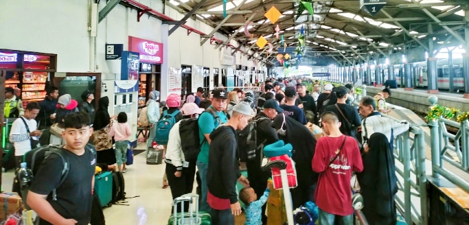H-1 Lebaran, Ribuan Pemudik Masih Padati Stasiun Daop 8 Surabaya