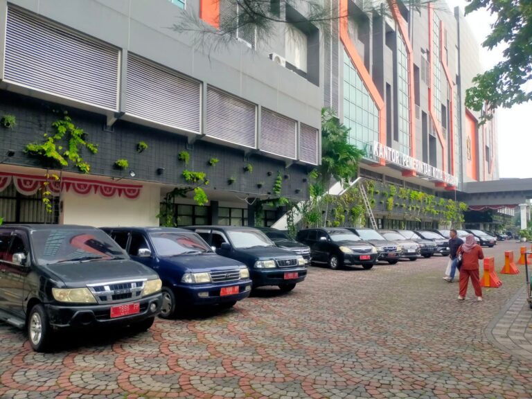 Pemkot Surabaya Wajibkan ASN Parkir Mobil Dinas Sebelum Idulfitri 2025