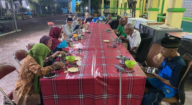 Penerima Manfaat Pemprov Jatim-UPT PSTW Blitar Menikmati Sahur Di Puasa Pertama