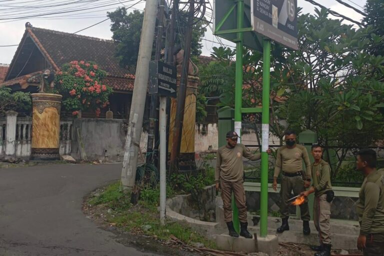 Satpol PP Kota Surabaya Tertibkan Reklame Ilegal yang Membahayakan Pengguna Jalan