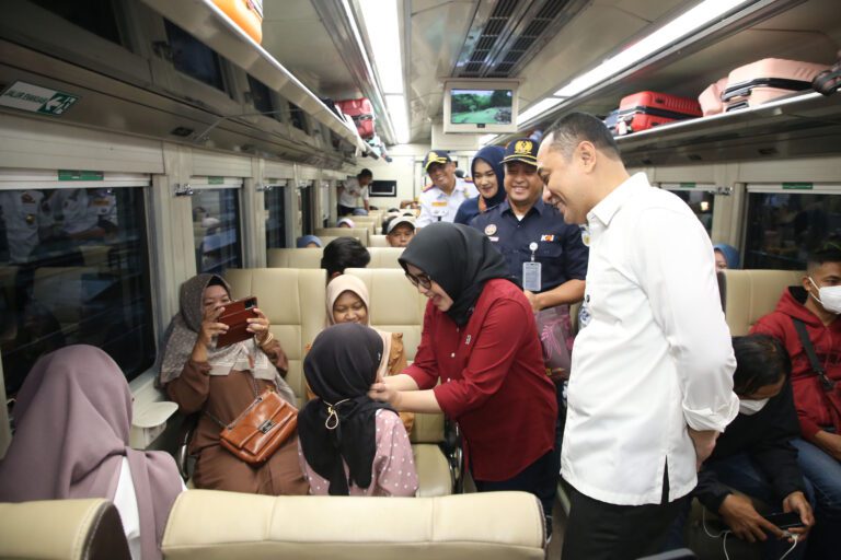 Wali Kota Eri Cahyadi Pastikan Puncak Arus Mudik Transportasi Kereta Api di Stasiun Gubeng Berjalan Lancar