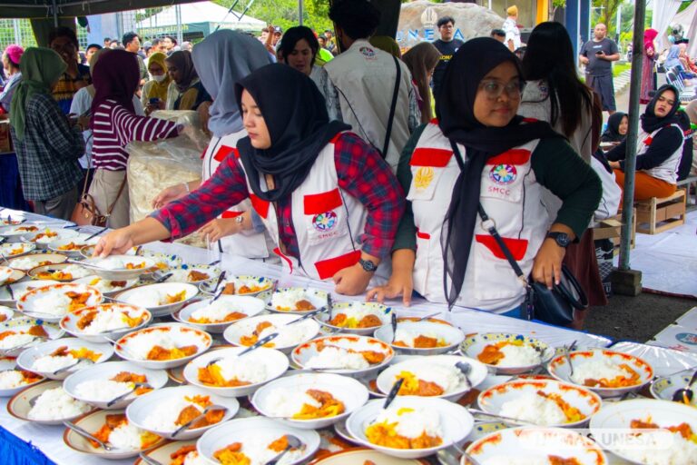 Ciptakan Momen Kebersamaan Civitas dan Masyarakat Sekitar, Unesa Gelar Bukber (Ribuan Porsi) Selama Ramadan