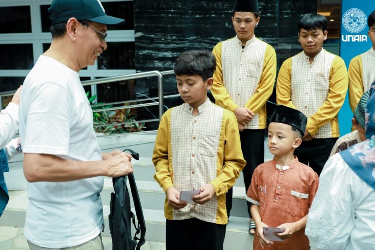 Distribusikan 10.000 Paket Berkah Ramadan, Rektor UNAIR: Bentuk Ikhtiar Universitas