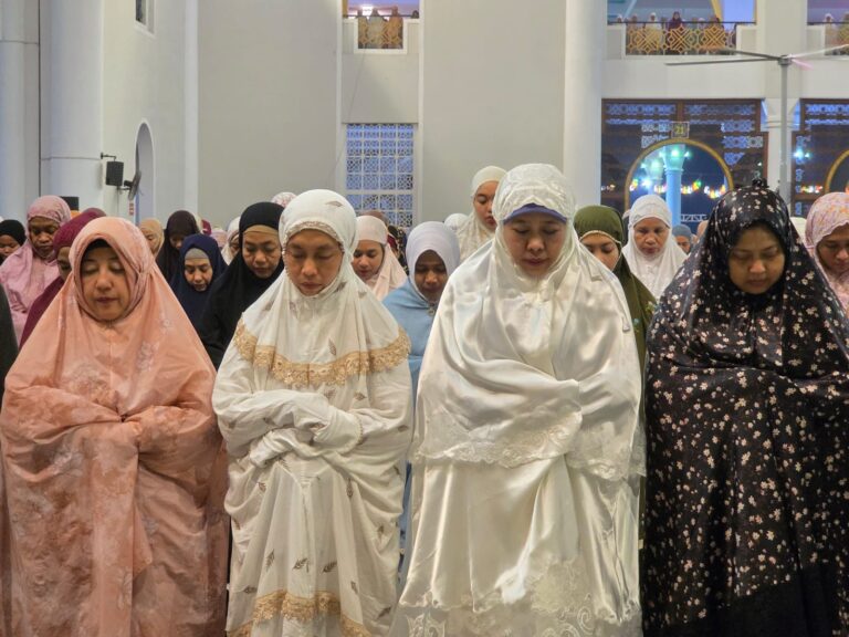 Gubernur Jatim Khofifah Ikuti Qiyamul Lail bersama 40.000 jamaah di Masjid Al-Akbar Surabaya