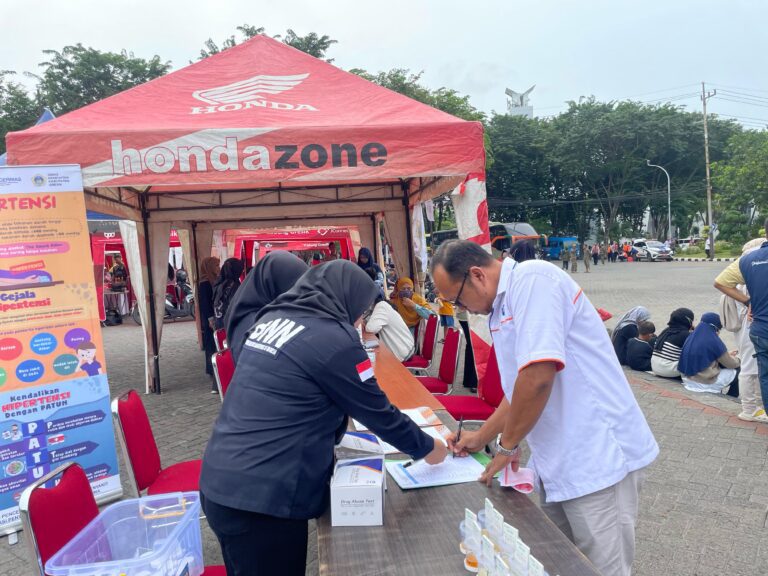 BNN Gresik Tes Urine Bagi Para Pengemudi