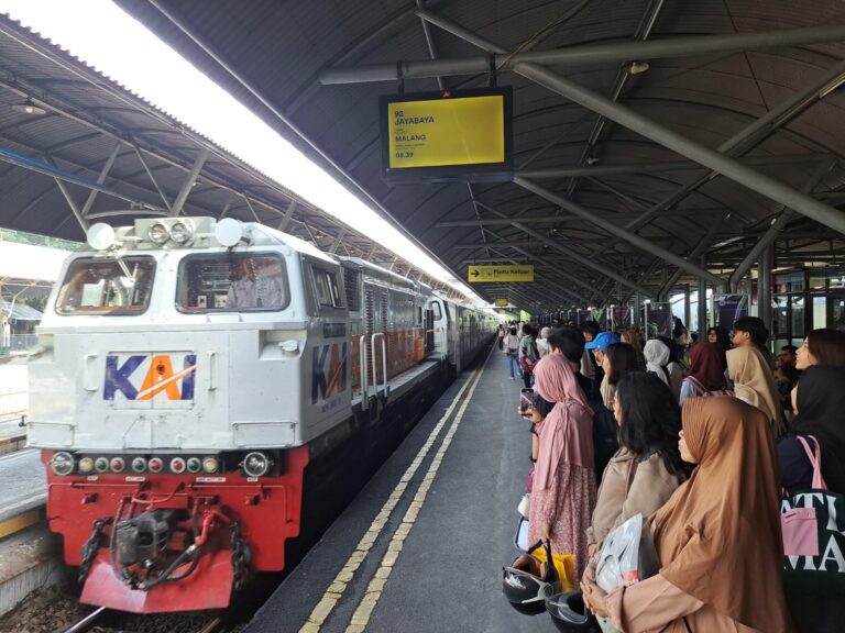 KAI Daop 8 Surabaya Siap Operasikan 58 Lokomotif dan 417 Kereta Angkutan Lebaran 2025