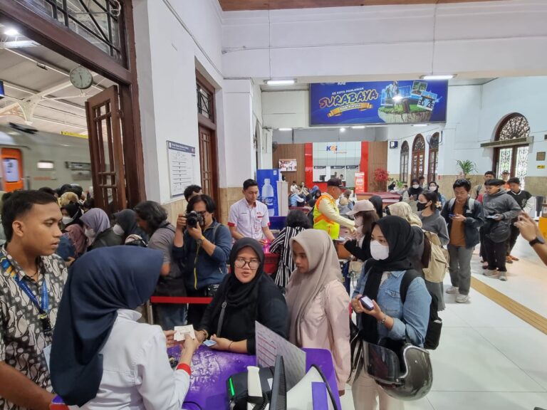 Hari ke-6 Masa Angkutan Lebaran 2025, Daop 8 Surabaya, Berangkatkan 217.657