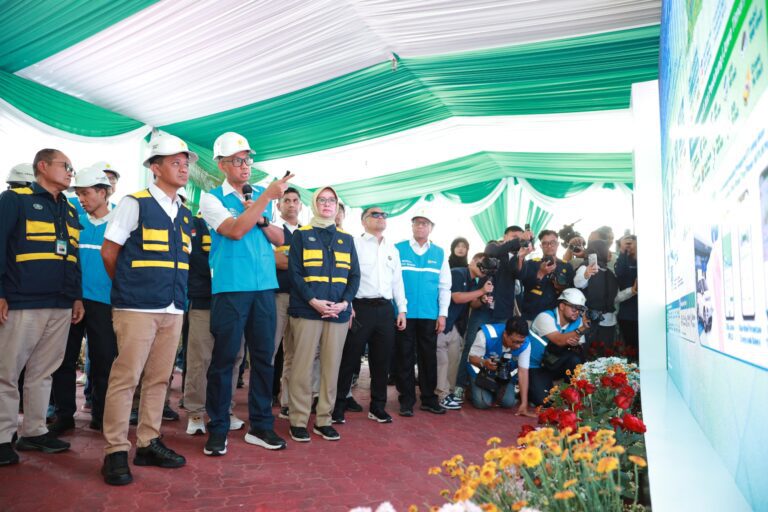 Sambut Idulfitri 1446 H, Menteri ESDM Bersama Dirut PLN Pantau Kelistrikan dan SPKLU di Jatim