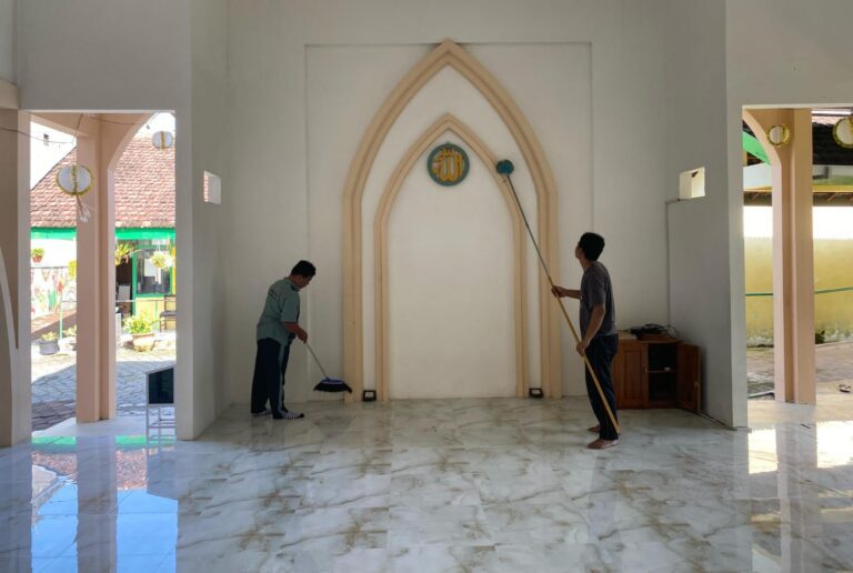 Penerima Manfaat Pemprov Jatim-UPT PSTW Blitar Lakukan Kerja Bakti Jelang Ramadhan