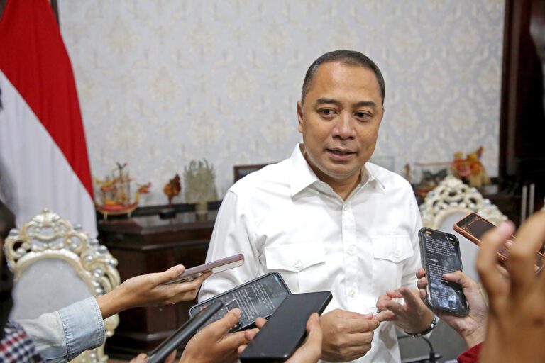 Pemkot Surabaya Perbaiki Fasilitas Umum yang Rusak Akibat Demo, Wali Kota Eri Imbau Masyarakat Tahan Diri