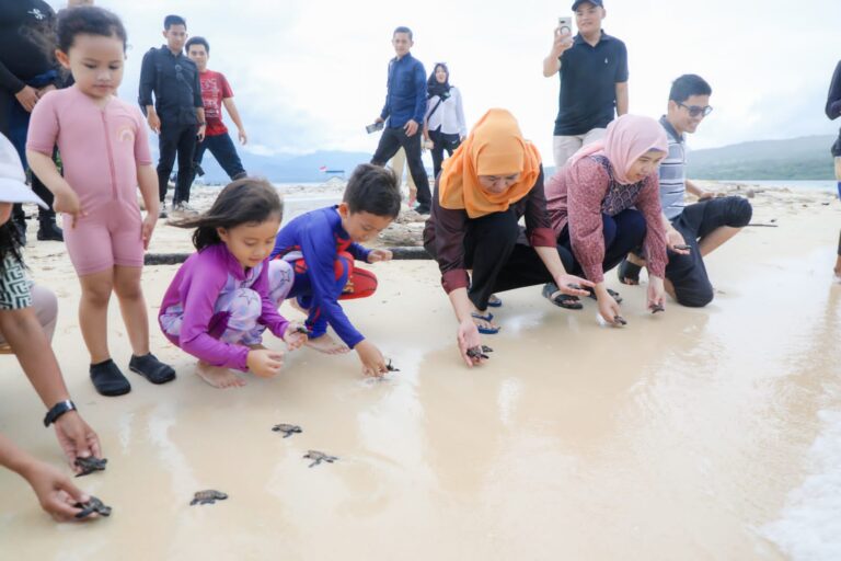 Bareng Anak dan Cucu, Gubernur Khofifah Liburan di Pulau Tabuhan Banyuwangi 