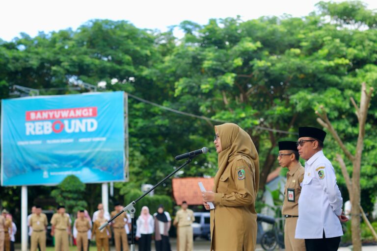 Masuk Kerja Pertama Pasca Libur Lebaran, Bupati Ipuk Ajak Kerja Keras dan Terus Berinovasi 