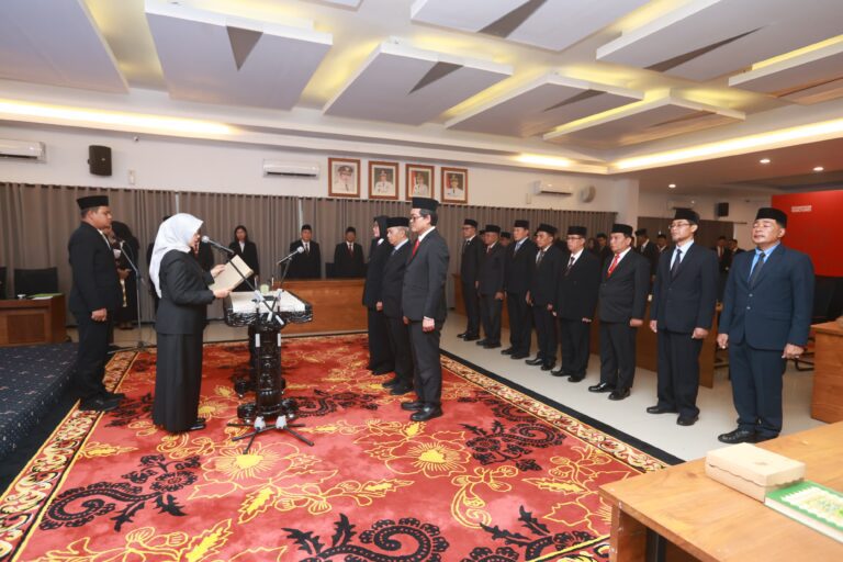 Bupati Ipuk Lantik Tujuh Pejabat Pimpinan Tinggi Pratama