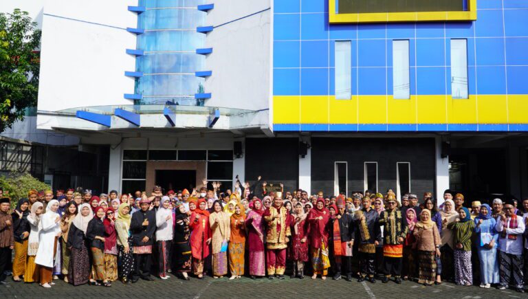 Peringati Hari Kartini, Pegawai Diskominfo Jatim Apel Pagi Kenakan Baju Adat