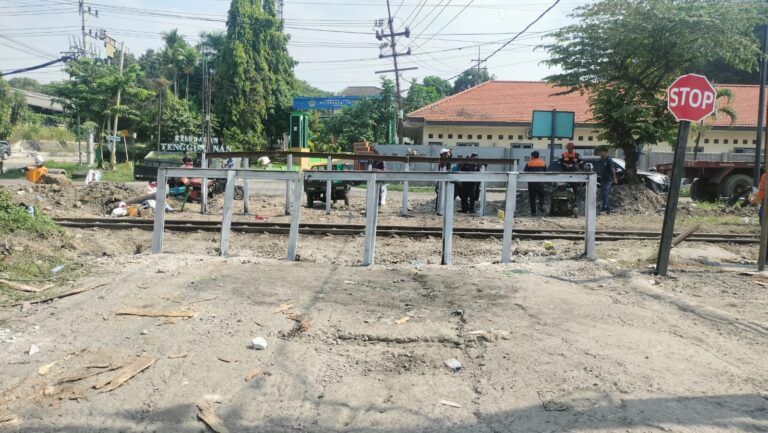Demi Keselamatan, Daop 8 Surabaya Tutup Perlintasan No 11 Stasiun Indro – Stasiun Kandangan
