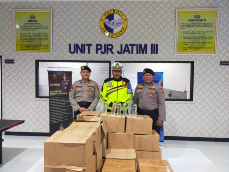 PJR Jatim 3 Berhasil Gagalkan Penyelundupan Miras Oplosan di Tol Ruas Surabaya-Mojokerto