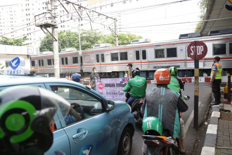 Cegah Kecelakaan, KAI Commuter Ingatkan Disiplin di Perlintasan Sebidang