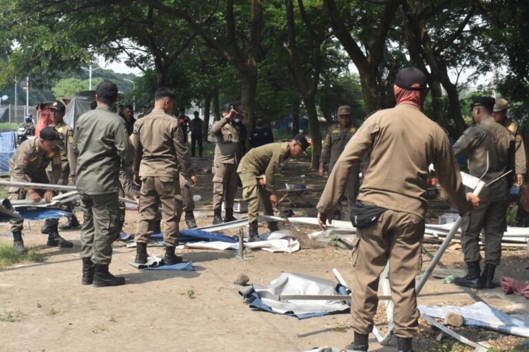 Kembalikan Fungsi Fasum, Pemkot Surabaya Gencar Tertibkan PKL dan Bangunan Liar