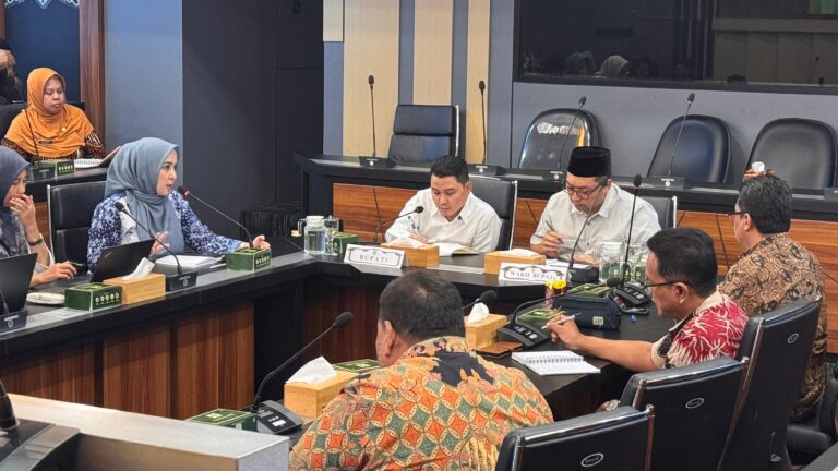 Pastikan Pelayanan Kesehatan yang Optimal dan Merata, Bupati Mojokerto Gelar Monev UHC Prioritas