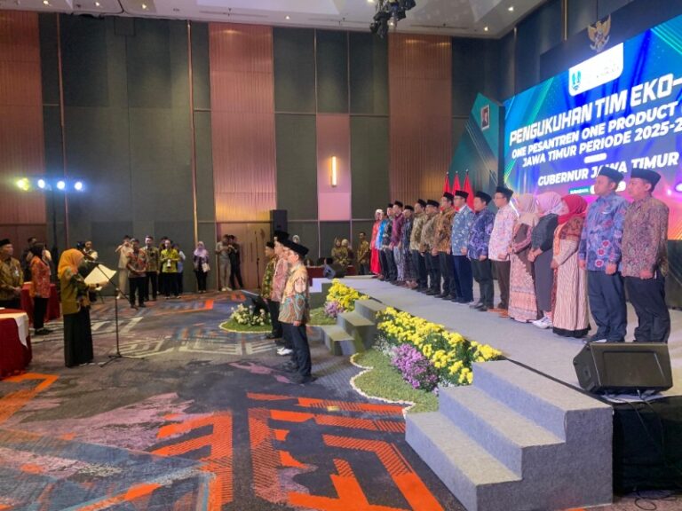 Gubernur Khofifah Kukuhkan Tim EKO-Tren OPOP 2025-2030