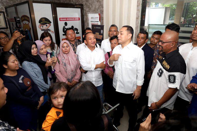 Tuntaskan Masalah, Wali Kota Eri Kawal Langsung Laporan Penahanan Ijazah ke Kantor Polisi