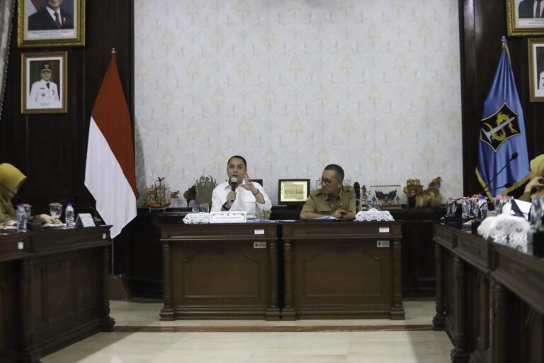 Fokus Kesehatan Warga, Wali Kota Eri Cahyadi Ungkap Jurus Surabaya Penuhi Target STBM