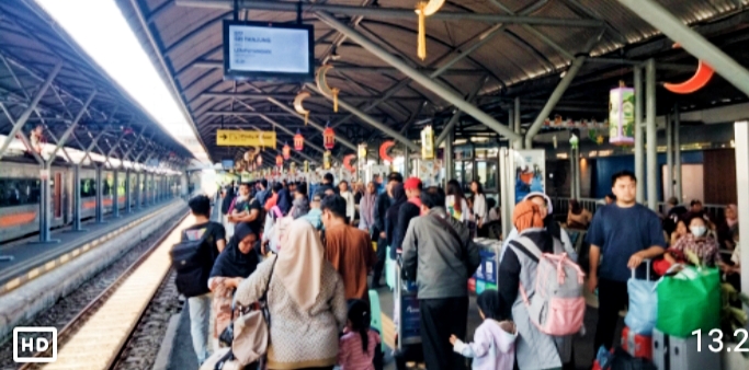 Hari Pertama Kerja, Penumpang Menggunakan KA Di Daop 8 Masih Tinggi