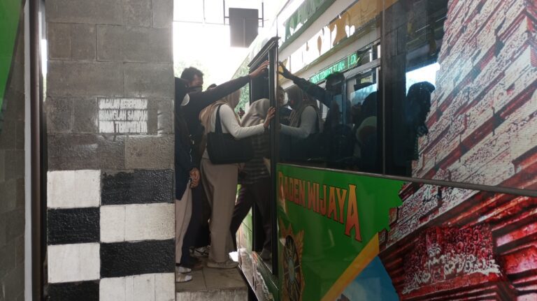 Gratis Naik Trans Jatim di Hari Angkutan Nasional 2025, Penumpang Membludak