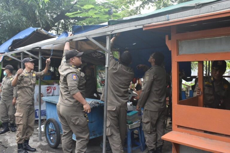 Satpol PP Surabaya Tertibkan 30 PKL yang Berjualan di Atas Saluran Air Kawasan Klenteng Mbah Ratu