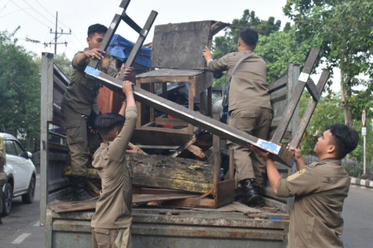 Satpol PP Surabaya Tertibkan PKL dan Bangunan Liar di Jalan Pegirian dan Indrapura