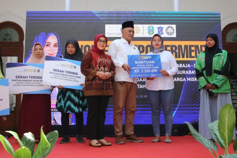 Dorong Kesejahteraan Perempuan, Pemkot-Rotary Club Surabaya-Darmo Beri Rombong untuk Modal Usaha