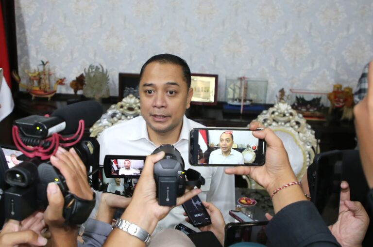 Wali Kota Surabaya Eri Cahyadi Dampingi Puluhan Pekerja Laporkan Penahanan Ijazah