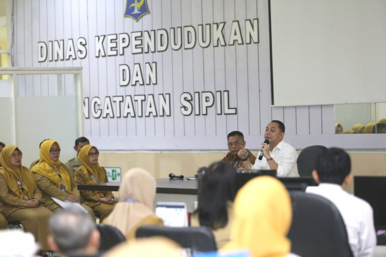 Beri Arahan Dispendukcapil, Wali Kota Eri: Pelayanan Publik Harus Gamblang dan Tidak Berbelit-Belit