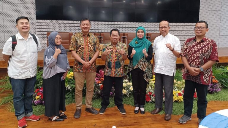 Alphabet Wooden Book Bilingual, Inovasi Dosen Unesa untuk Mempercepat Anak Menguasai Skill Berbahasa