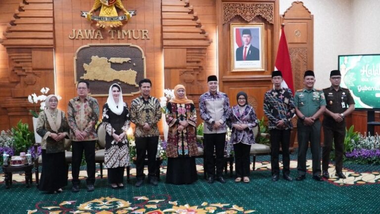 Hangatnya Kebersamaan Idulfitri 1446 H: Gubernur Jatim Gelar Halalbihalal Bersama Bupati/Wali Kota se-Jawa Timur di Gedung Grahadi