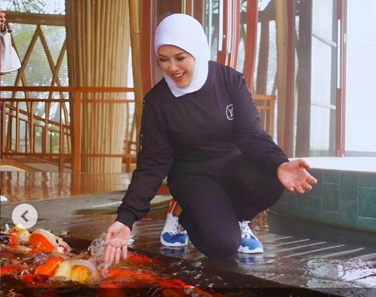 Filosofi Sederhana Mengajari Kebaikan: Memberi Makan Ikan