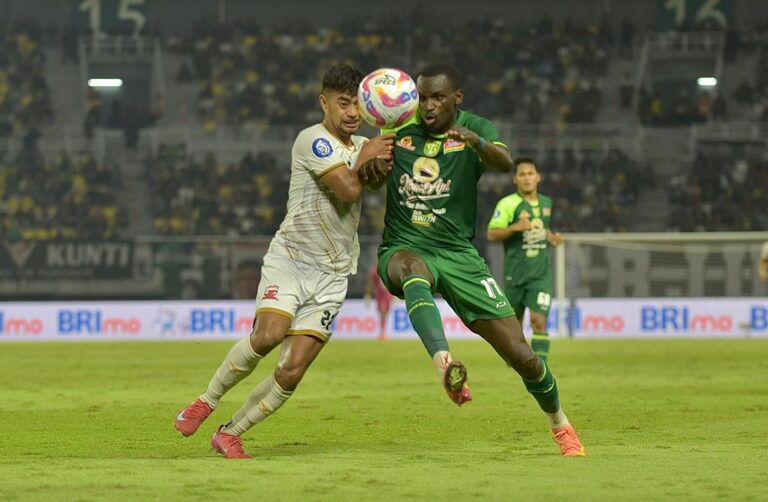 Hasil Liga 1 : Persebaya Menang Dramatis Meski Bermain dengan 10 Pemain, Pada Derby Suramadu