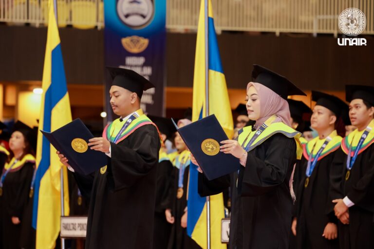 Lepas 1753 Wisudawan, Rektor UNAIR Tekankan Pentingnya Adaptasi dan Belajar Sepanjang Hayat