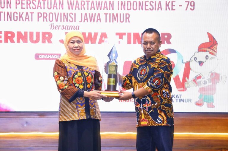 Berhasil Bangun Ekonomi Regional, Gubernur Khofifah Raih PWI Jatim Award 2025