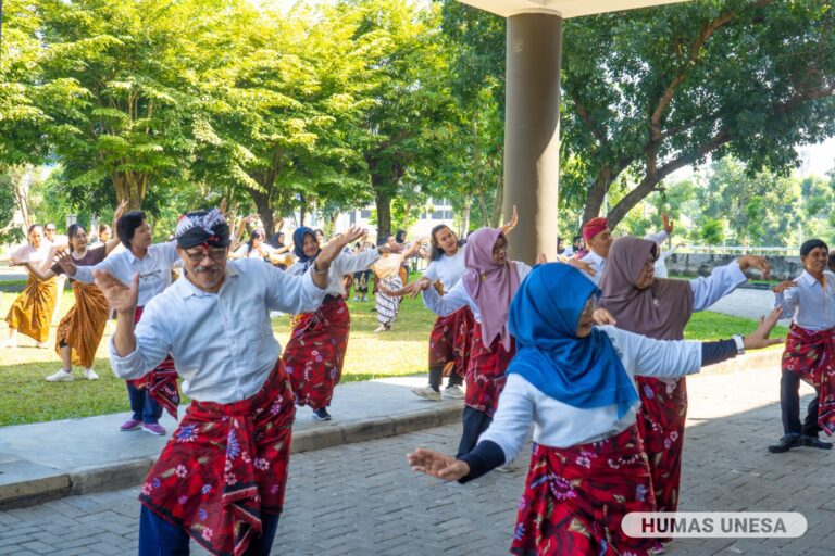 Civitas Unesa Peringati Hari Tari Sedunia dengan Menari Bersama-Flashmob di Kampus