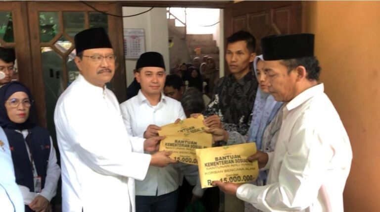 Kemensos Salurkan Bantuan untuk Korban Longsor di Jalur Wisata Cangar-Batu