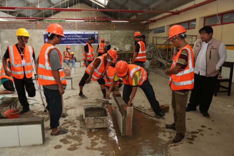 Ciptakan Akses Kerja, Puluhan Disabilitas Banyuwangi Dilatih Pertukangan