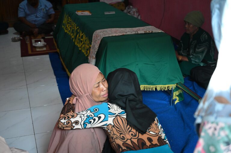 Jenazah PMI Banyuwangi yang Meninggal di Kamboja Tiba Rumah Duka, Bupati Ipuk: Semoga Ini yang Terakhir